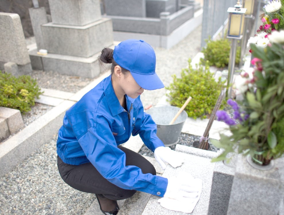 きれいに整えられたお墓と花